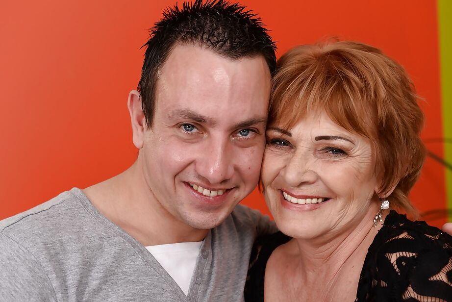 16P La grand-mère rousse Sally G donne du sexe oral et du rimjob à un jeune homme avant de baiser