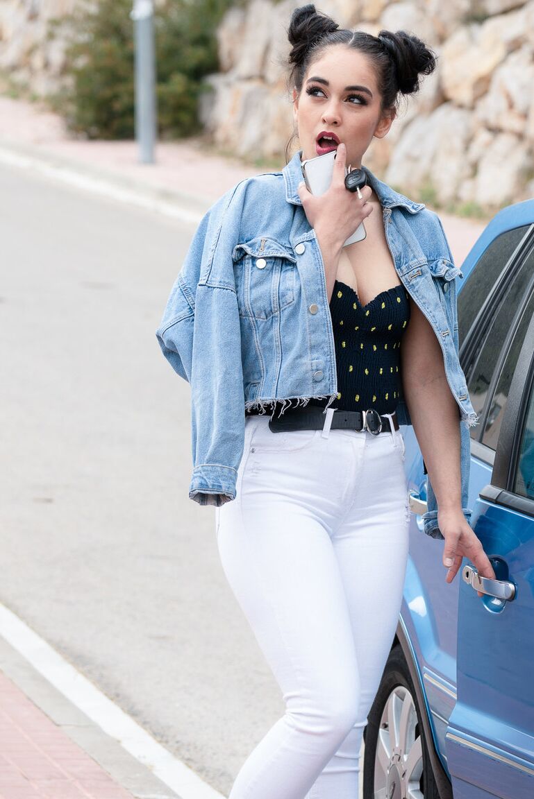 21P A adolescente Sofia Star e a deslumbrante MILF Ginebra Bellucci compartilham um pau juntas