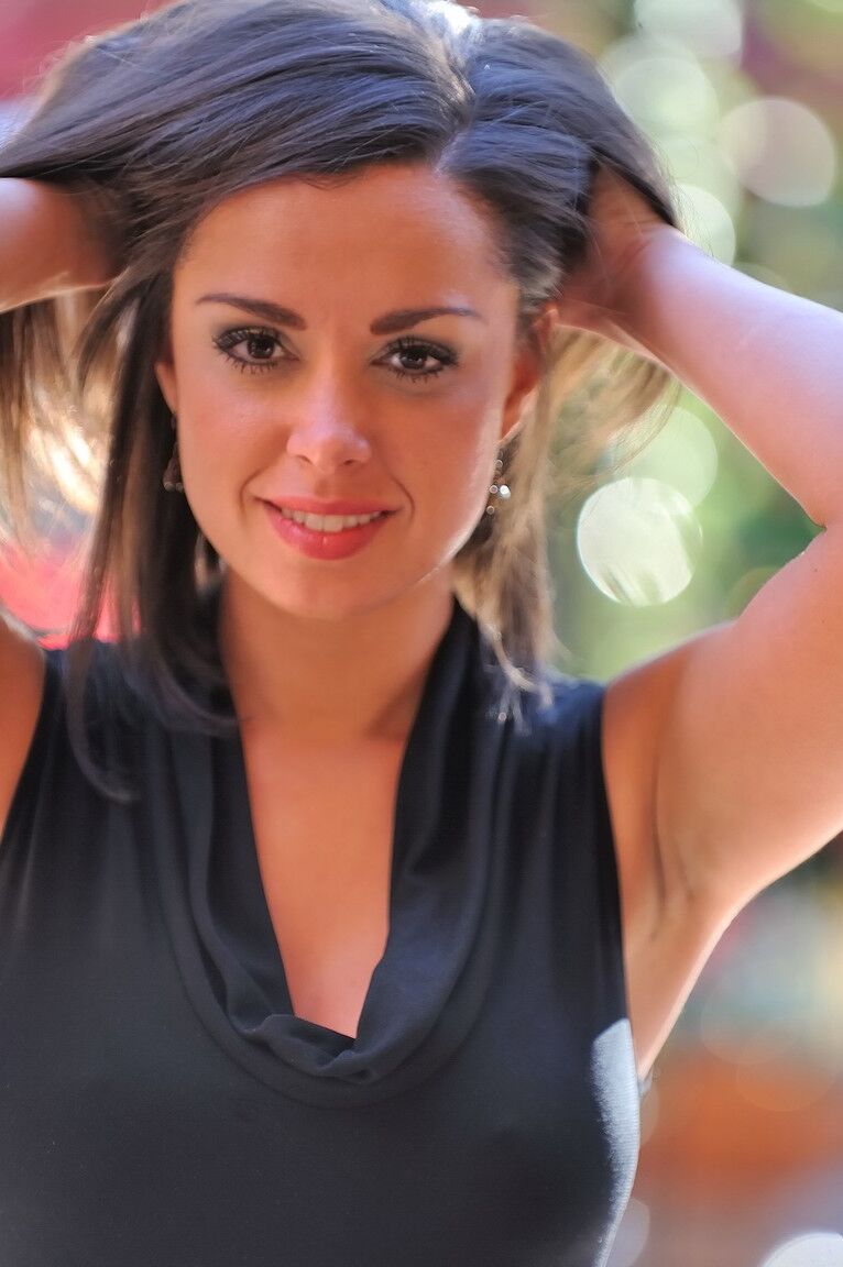 20P Paige, une jeune femme sans vergogne, exhibe ses gros seins et sa chatte rasée en public.