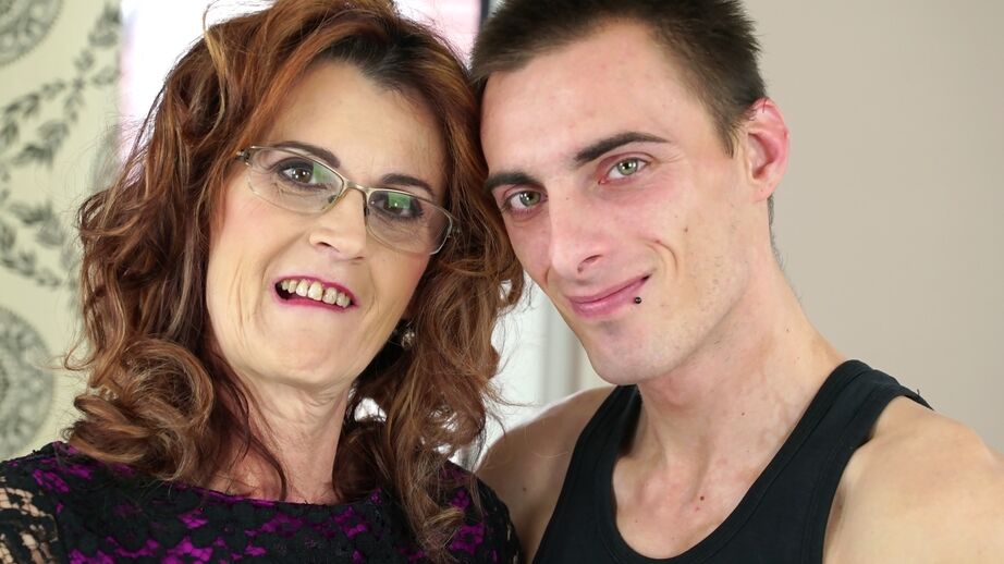 16P Vovó tesão Mayna May bate no pau grande de seu brinquedo de menino com óculos e mangueira de malha
