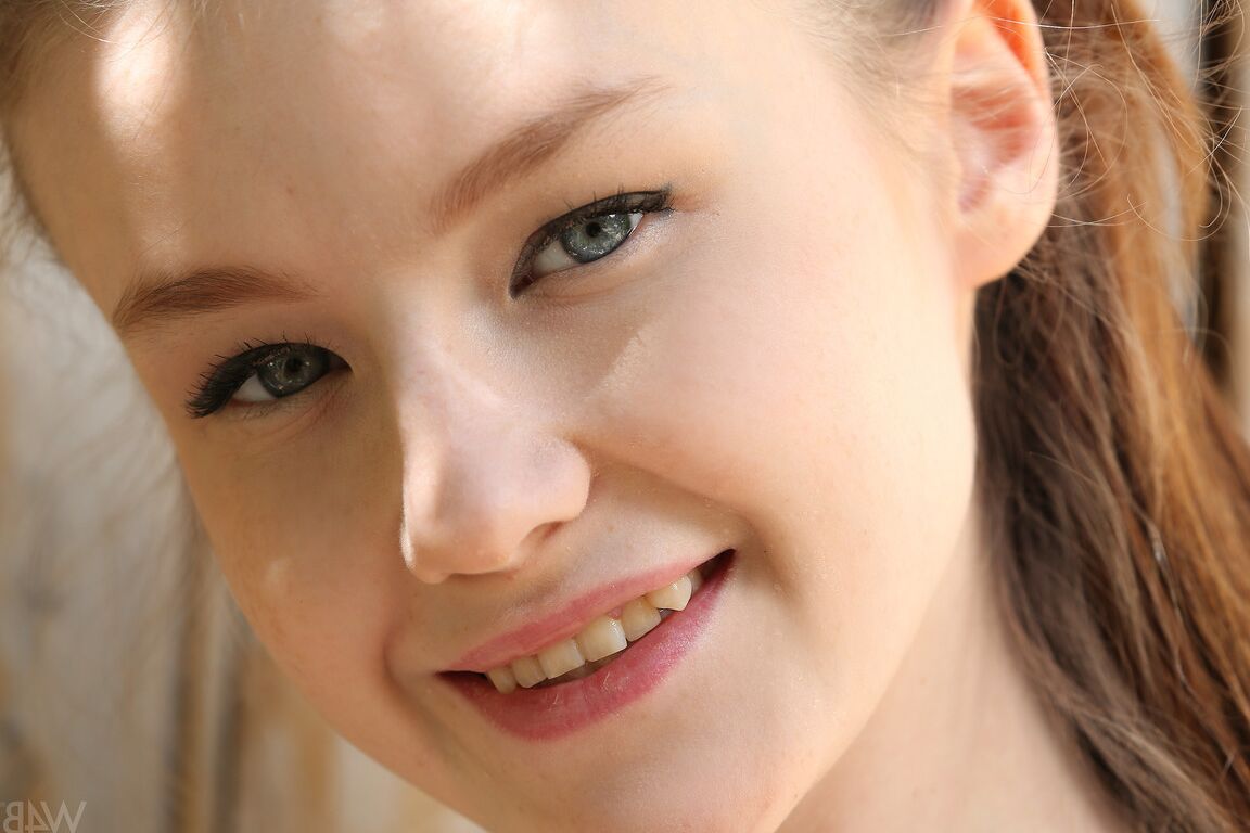 Das 21P-Pferdeschwanzbaby Emily zeigt ihre großen Teenie-Titten