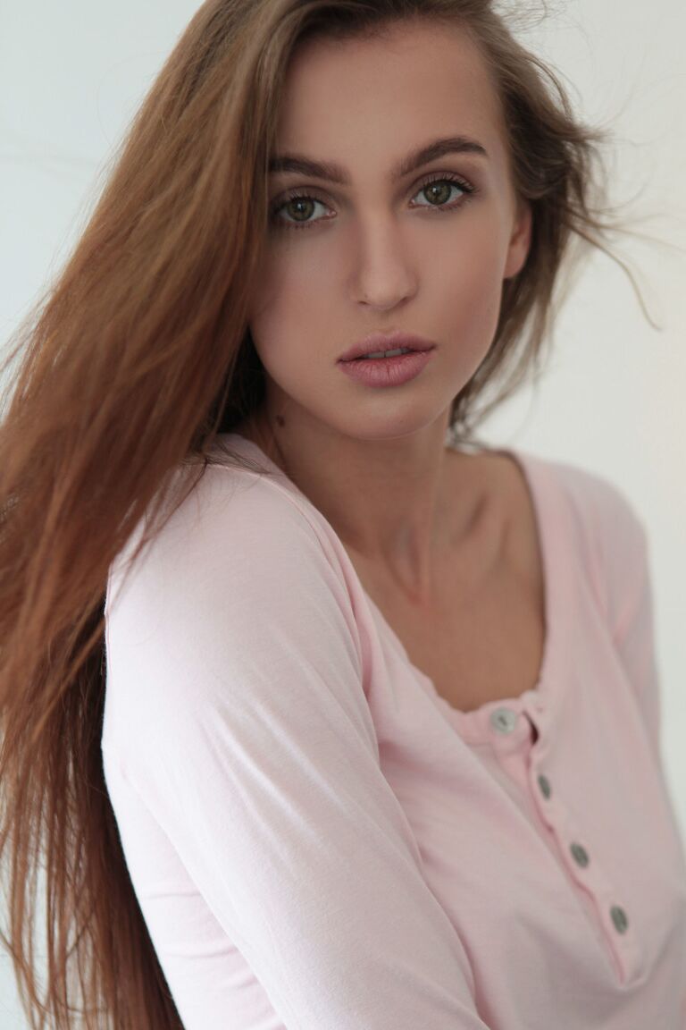 21P La jeune glamour Holly Haim se déshabille et révèle ses longues jambes et ses gros seins.