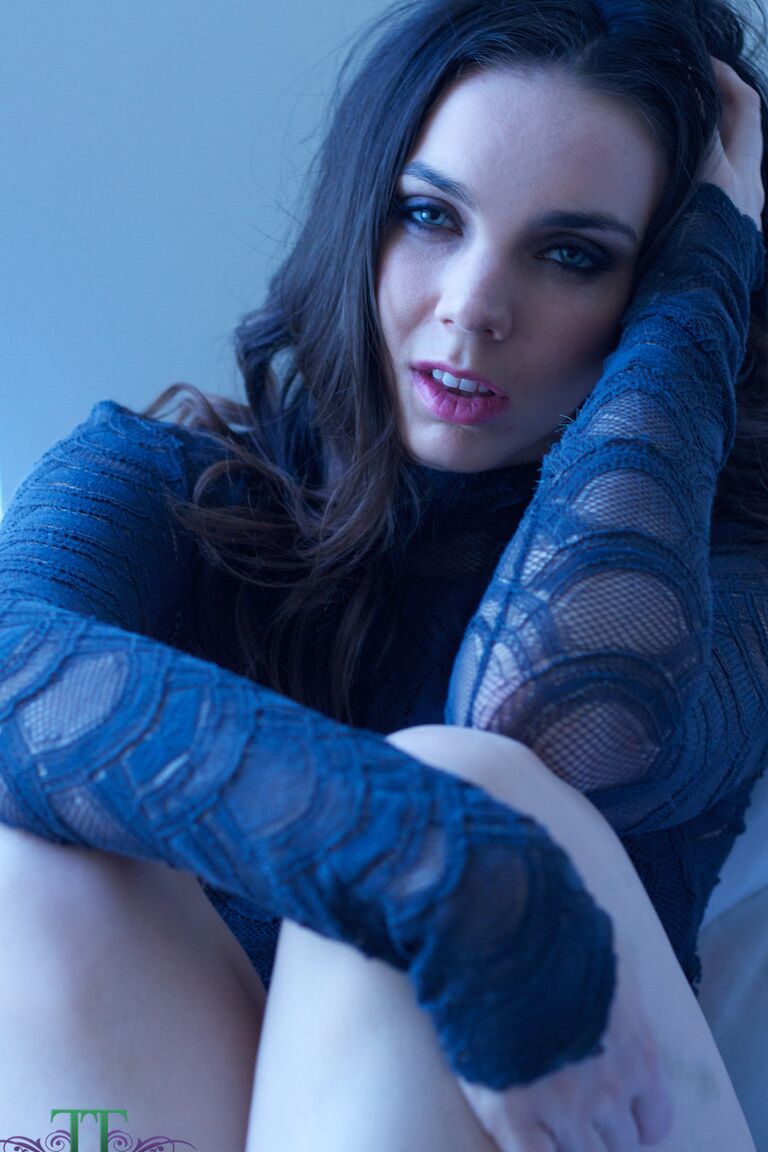 20P La sexy morena Tiffany Tyler muestra su culo y un pezón en solitario
