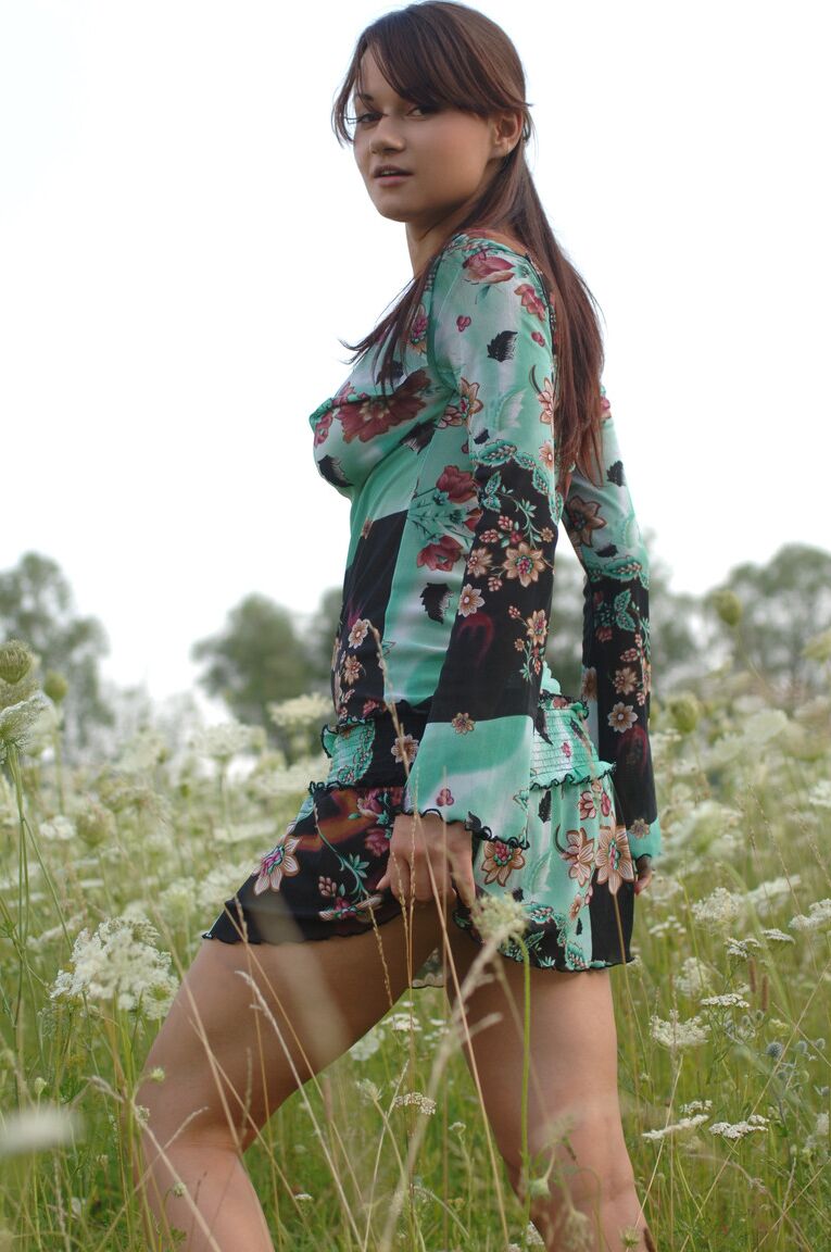 21P Das wunderschöne Babe Ksena A zieht sich auf dem Feld aus und entblößt ihre perfekten Brüste