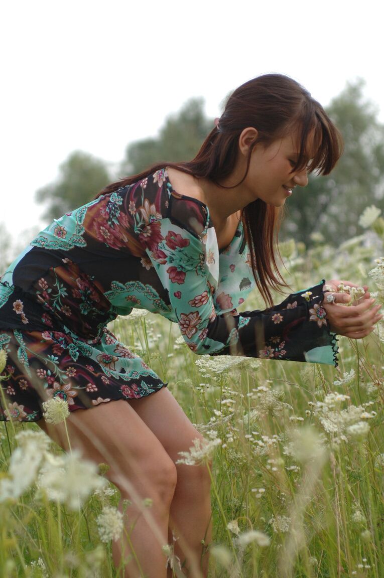 21P Das wunderschöne Babe Ksena A zieht sich auf dem Feld aus und entblößt ihre perfekten Brüste