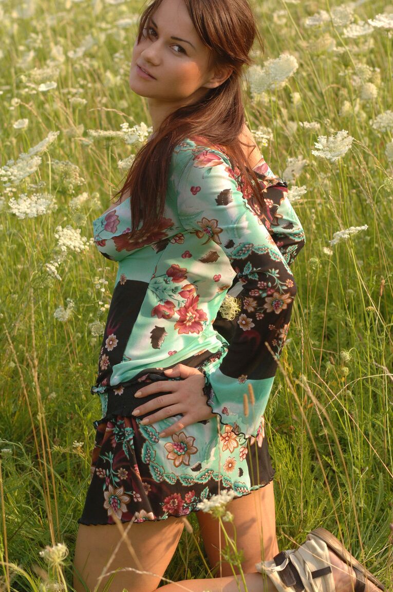 21P Das wunderschöne Babe Ksena A zieht sich auf dem Feld aus und entblößt ihre perfekten Brüste