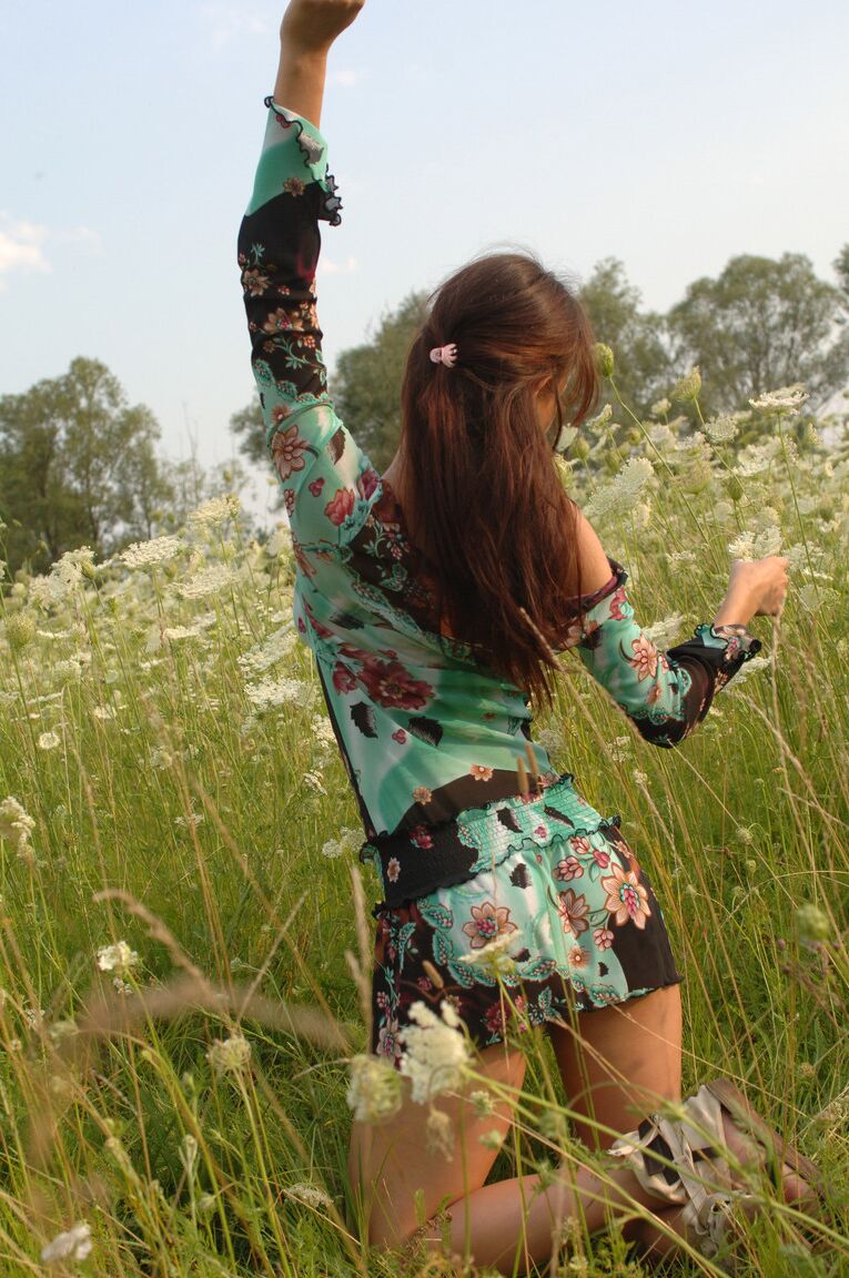 21P Das wunderschöne Babe Ksena A zieht sich auf dem Feld aus und entblößt ihre perfekten Brüste