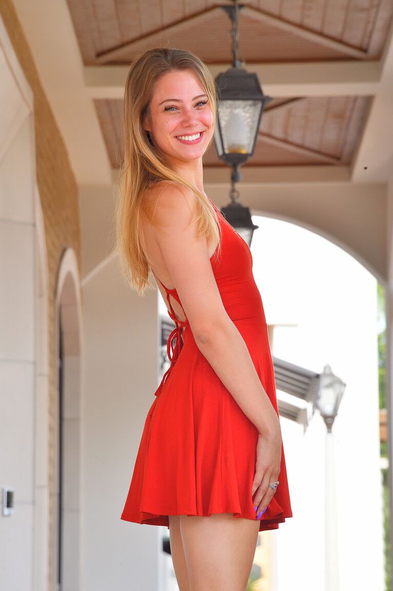 21P Adorável adolescente amadora em um vestido vermelho Avery mostra sua bunda e sua vulva