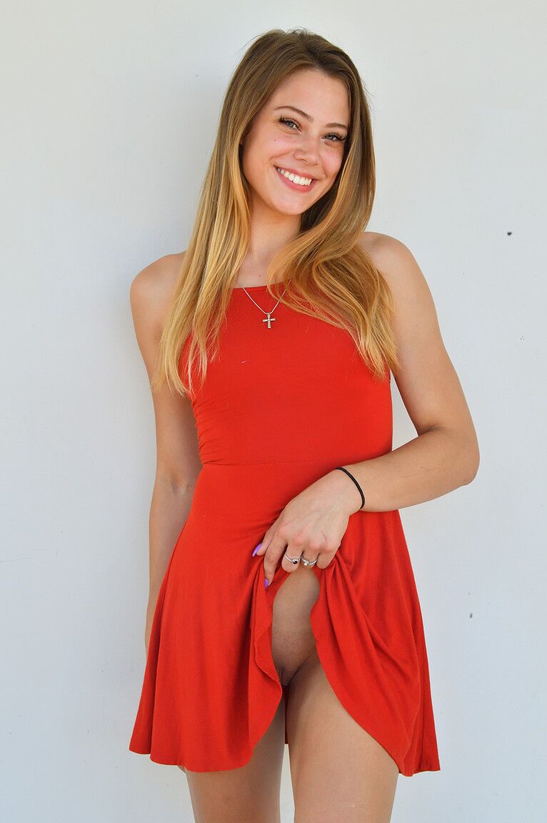 21P Adorável adolescente amadora em um vestido vermelho Avery mostra sua bunda e sua vulva