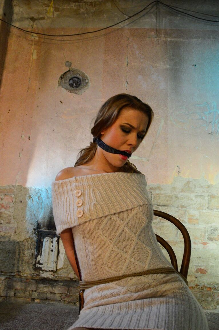 17P Une blonde impuissante en robe sexy et des bottes Anouk se fait peloter sur la chaise
