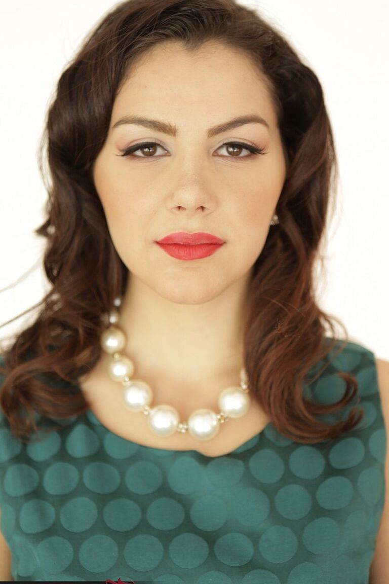 17P Ama de casa morena Valentina Nappi muestra su chocho recortado y sus suculentas tetas