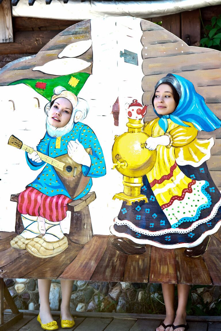 21P Las preciosas morenas Irina J y Virginia Sun se desnudan y se besan en la piscina