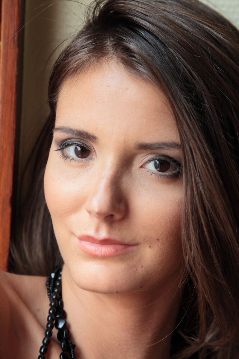 21P La seductora y delgada Sunshine A muestra sus tetas calientes y posa desnuda