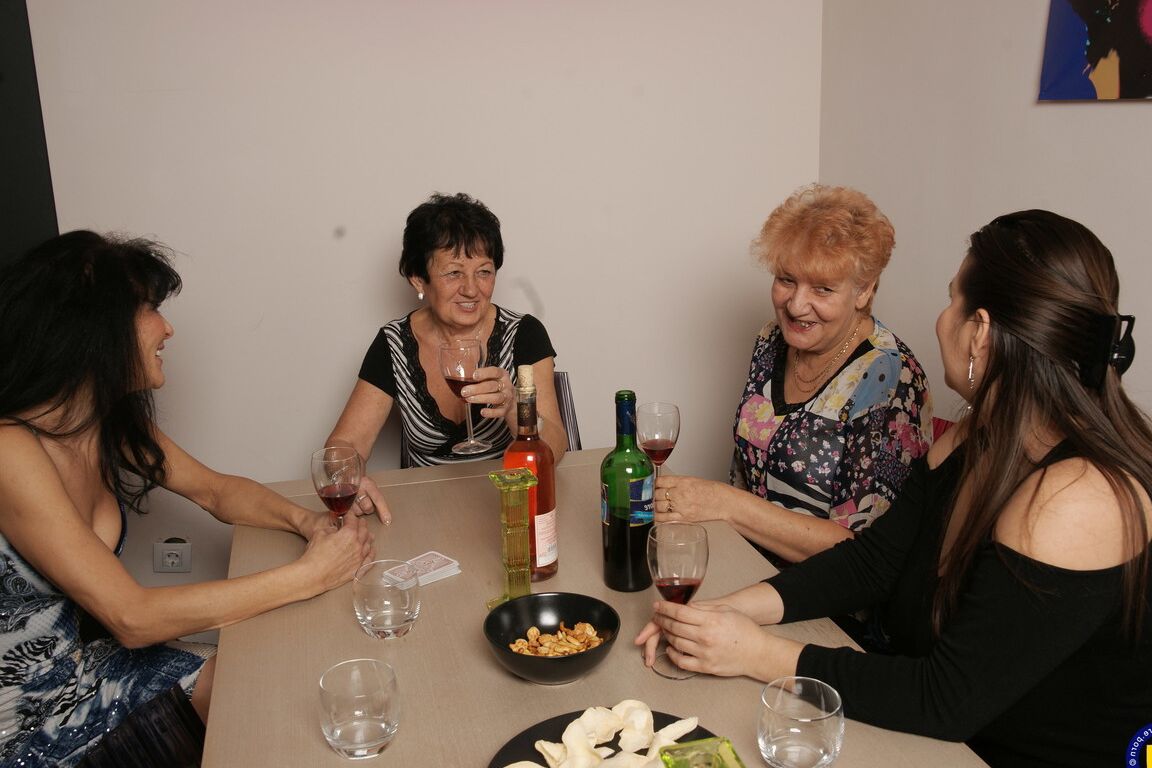 21P Mature NL Hanna D, Julianne, Karlena, Petra K, Roza K, Szilvia M, Verna W