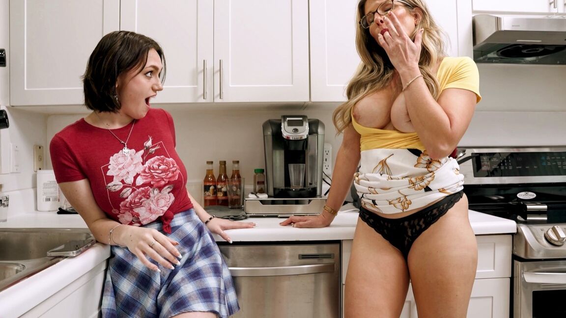15P A loira peituda Cory Chase seduz Gracie Gates em uma cozinha para sexo lésbico