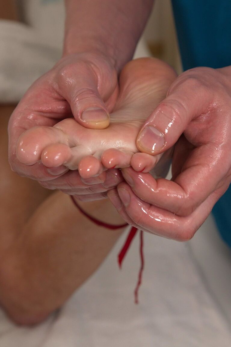 21P Pequena gata de peitos Riana G fica de pé