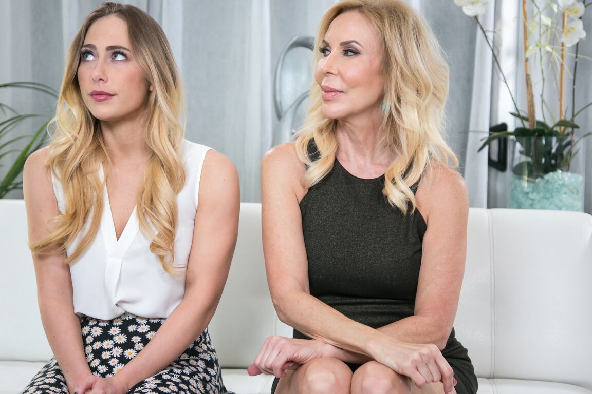15P La rubia madura Erica Lauren convierte a su hijastra Carter Cruise en lesbiana