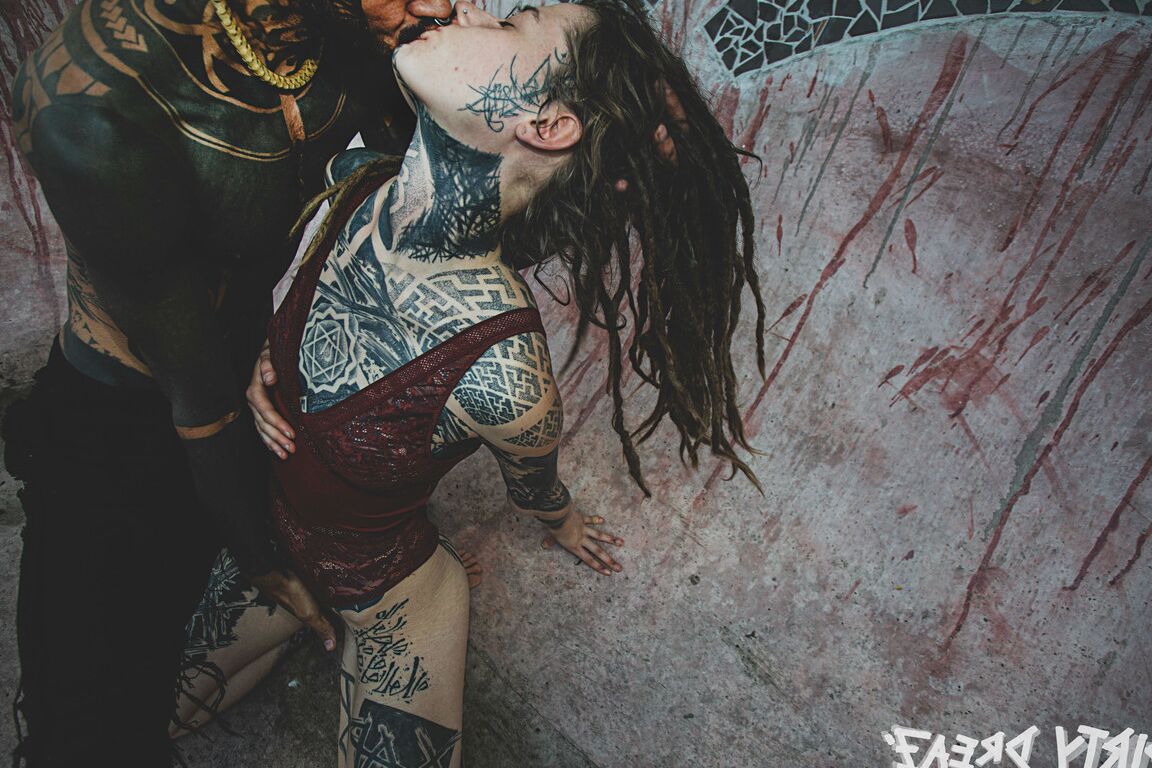 16P Casal fortemente tatuado faz sexo oral em uma piscina de skate