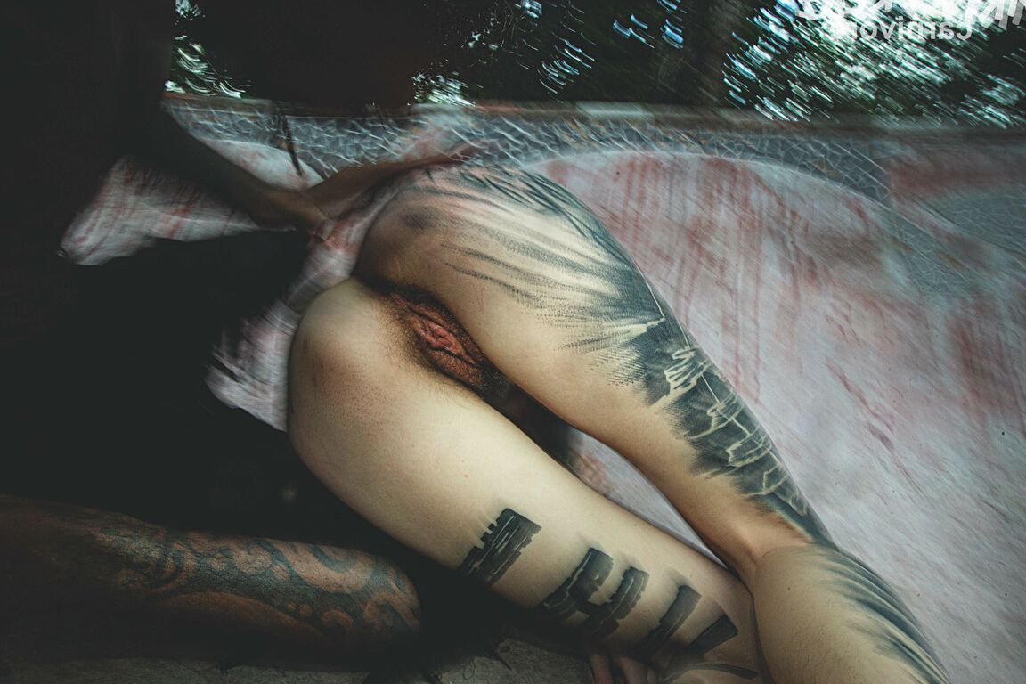 16P Casal fortemente tatuado faz sexo oral em uma piscina de skate