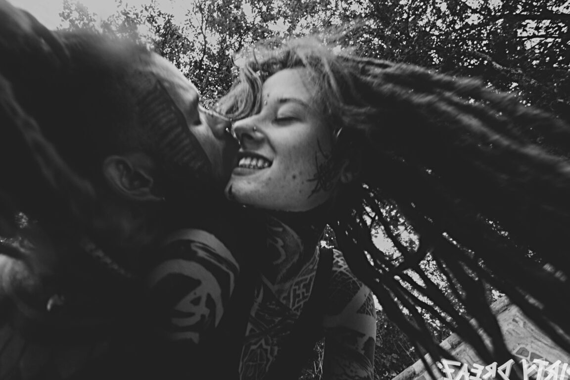 16P Casal fortemente tatuado faz sexo oral em uma piscina de skate