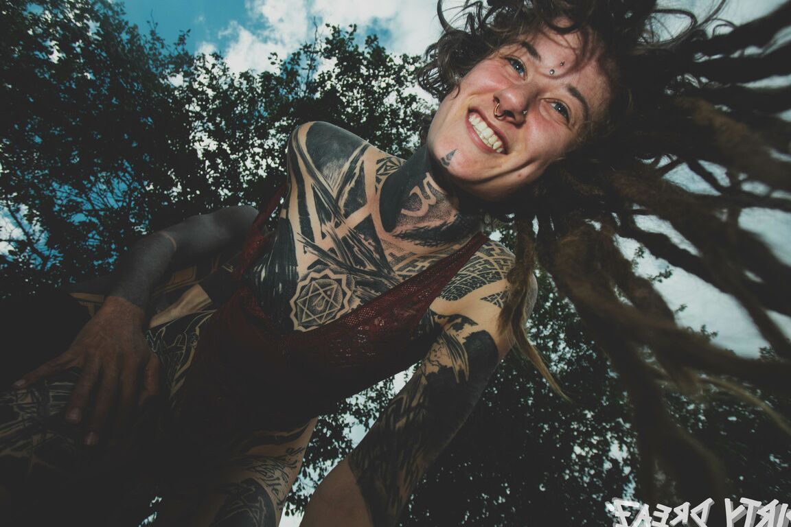 16P Casal fortemente tatuado faz sexo oral em uma piscina de skate