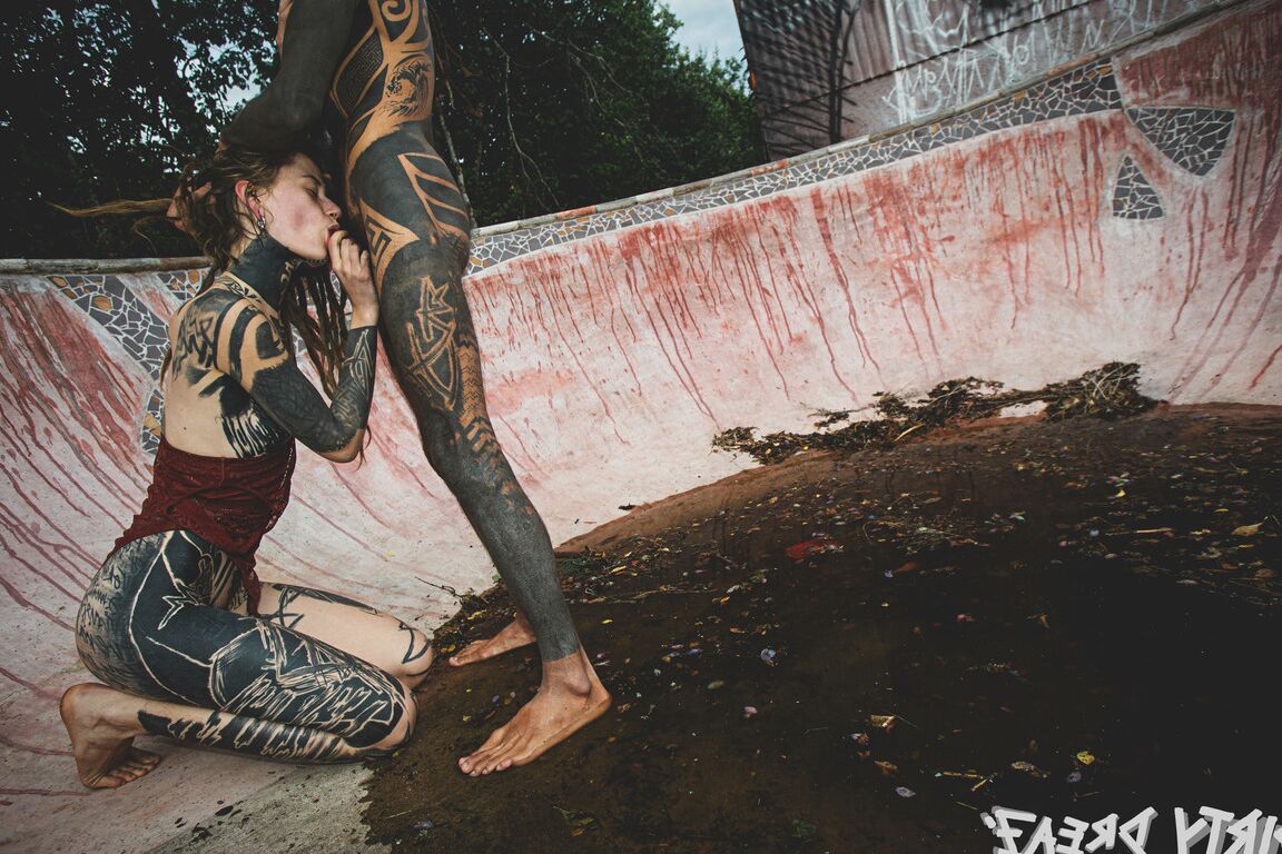 16P Casal fortemente tatuado faz sexo oral em uma piscina de skate