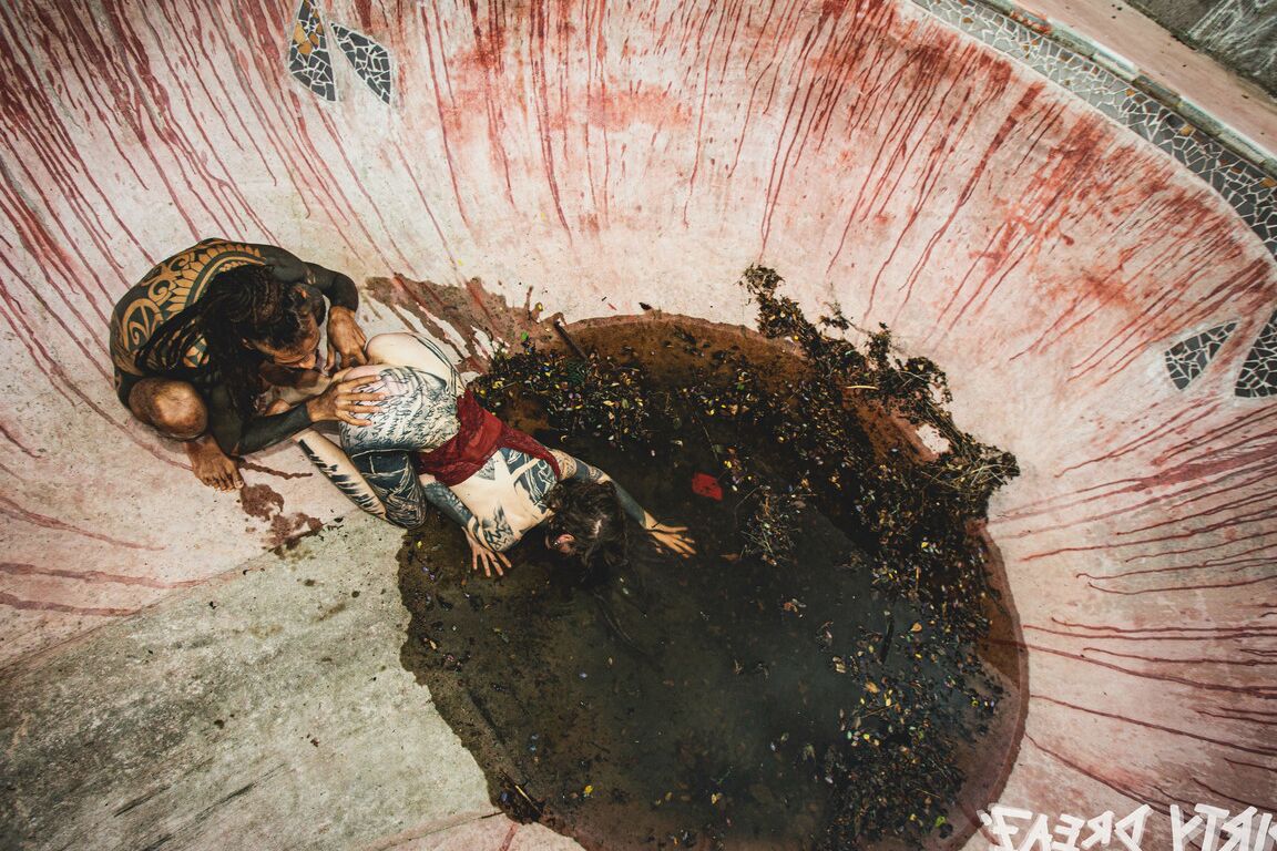 16P Casal fortemente tatuado faz sexo oral em uma piscina de skate