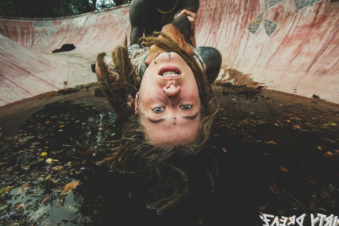 16P Casal fortemente tatuado faz sexo oral em uma piscina de skate