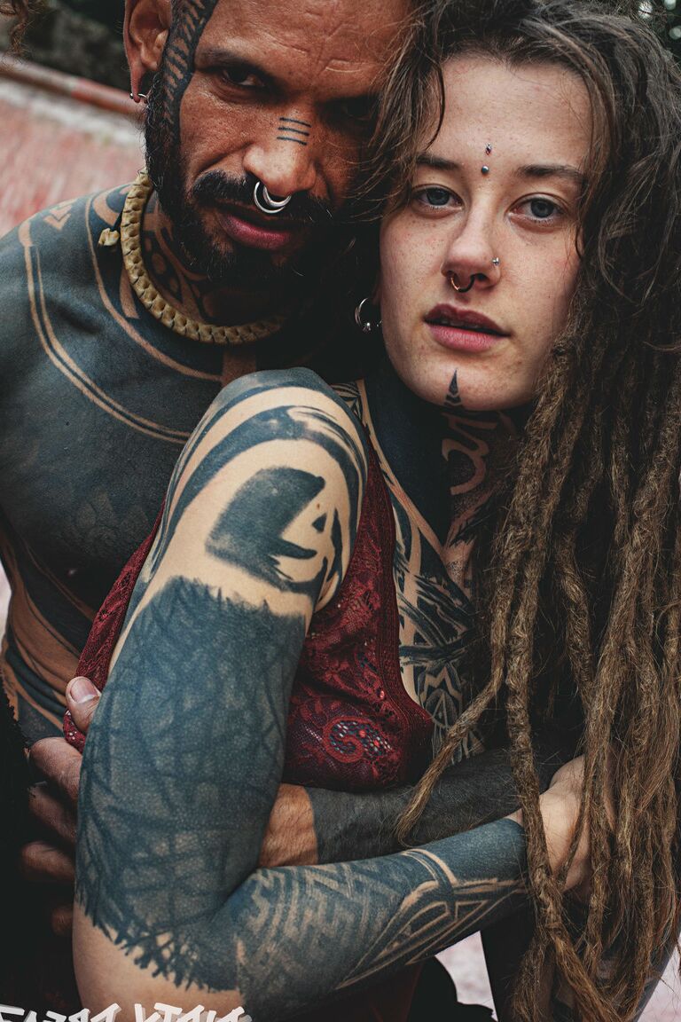 16P Casal fortemente tatuado faz sexo oral em uma piscina de skate