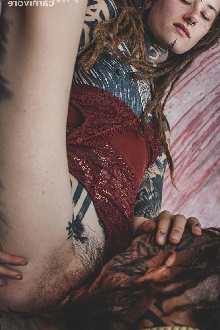 16P Casal fortemente tatuado faz sexo oral em uma piscina de skate
