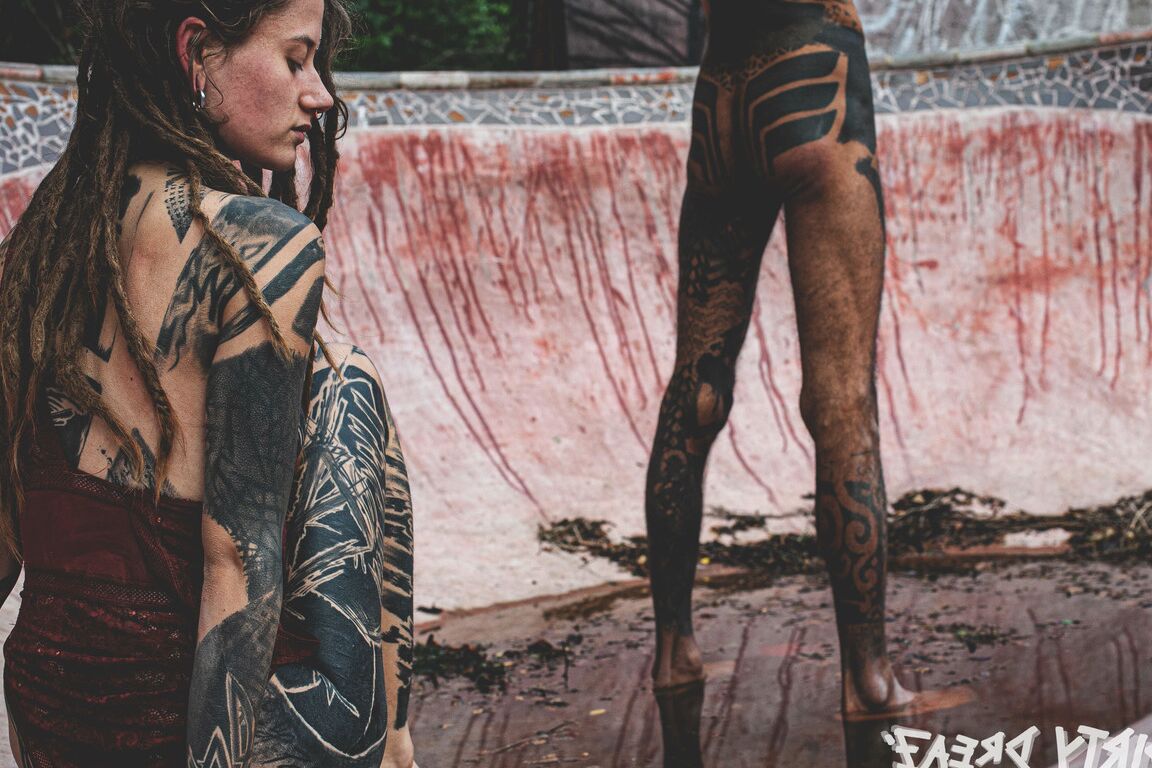 16P Casal fortemente tatuado faz sexo oral em uma piscina de skate