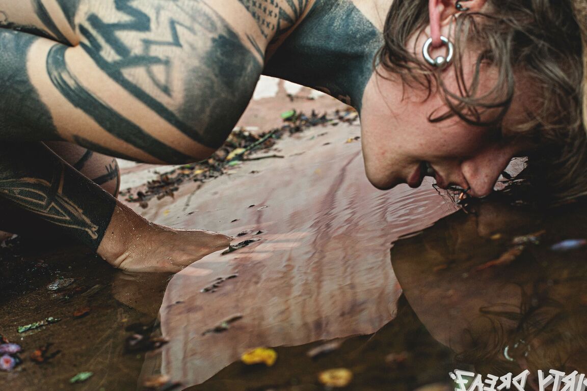 16P Casal fortemente tatuado faz sexo oral em uma piscina de skate