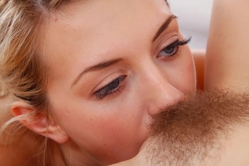 16P La guapa Emma Mae disfruta del sensual sexo lésbico con su amiga morena