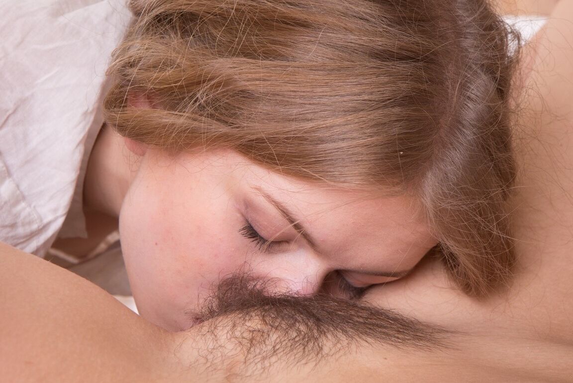 Die 16P-lesbischen Mädchen Ksenija und Emilija lutschen an Schamhaaren und lecken gleichzeitig Biber