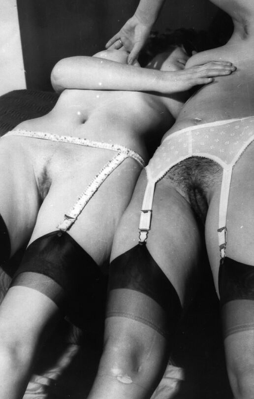 12P Amantes lésbicas acariciando e comendo buceta peluda em pornô vintage preto e branco