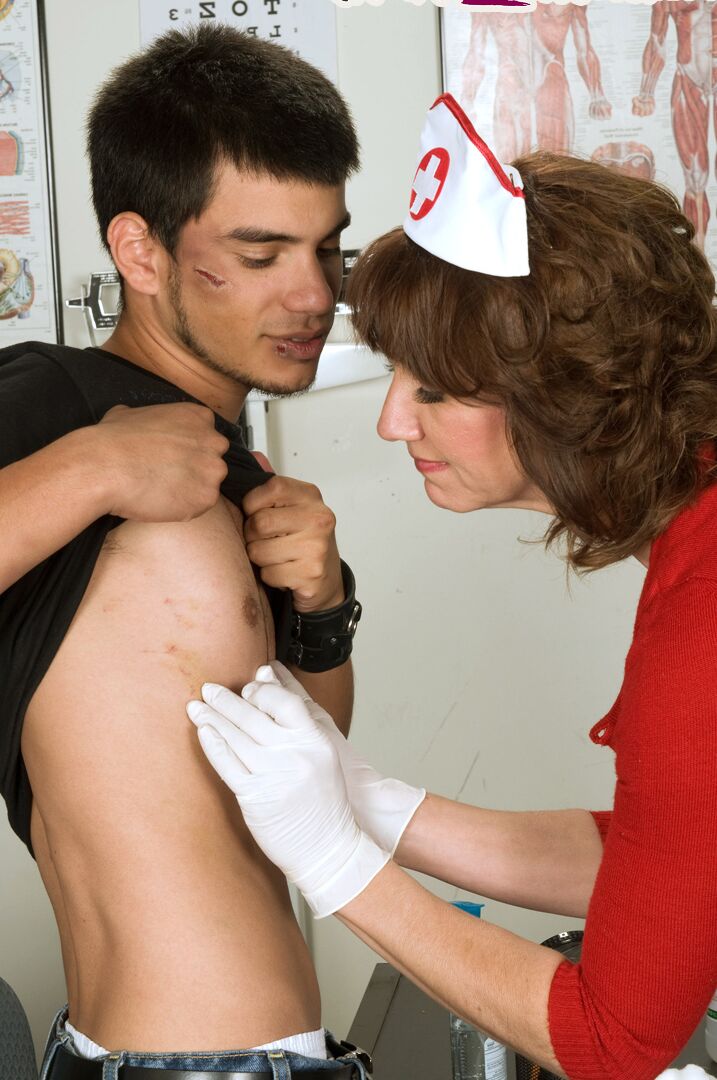 16P L'infirmière mature Elle Denay échange une orale avec un jeune garçon après avoir nettoyé ses blessures