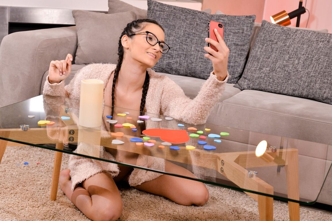 15P A adolescente geek Moyanne surpreende sua madrasta Sissy com uma sessão de sexo lésbico