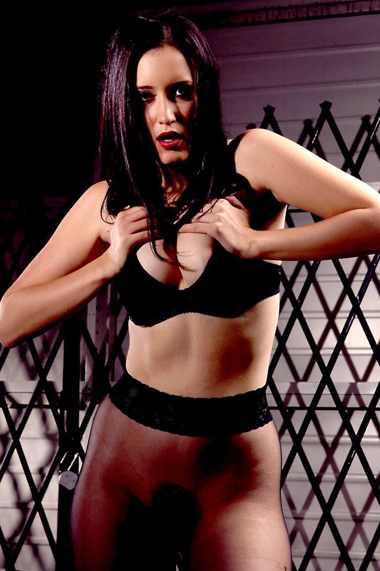 18P Kimberly Kane, mulher de cabelos escuros, faz com que seu captor lhe dê prazer