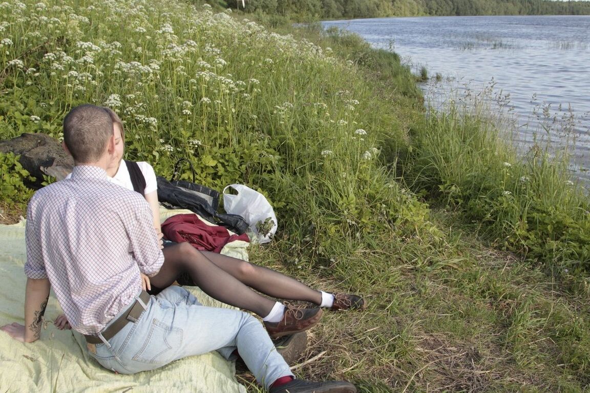 21P A adolescente europeia de cabelos curtos Elly sopra e fode o namorado no piquenique
