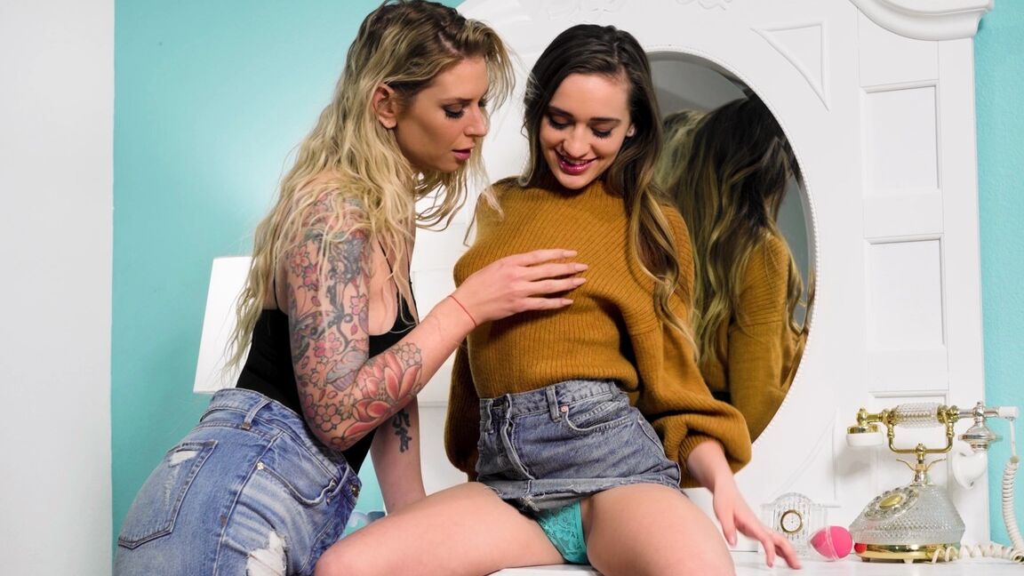 15P Brooke Banner está em seu laptop na sala de estar quando sua enteada Sera