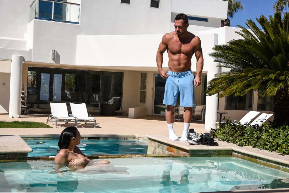 16P Rachel Starr, épouse nue, séduit son mari en nageant dans la piscine