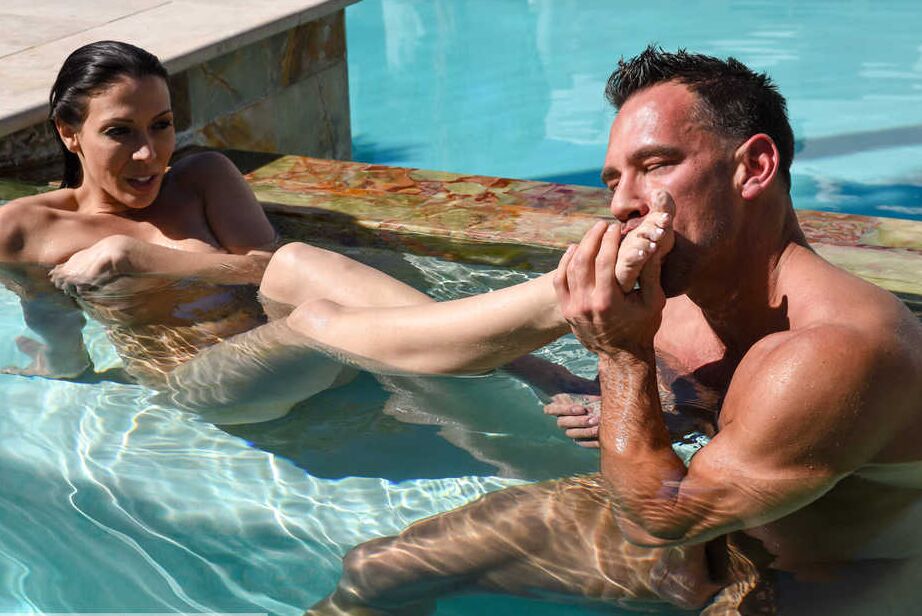 16P Rachel Starr, épouse nue, séduit son mari en nageant dans la piscine