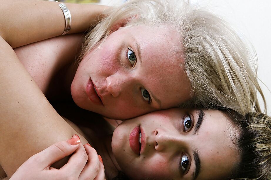 16P Las chicas apenas legales Cleo y Sue-Ann se desnudan mutuamente sus cuerpos adolescentes firmes