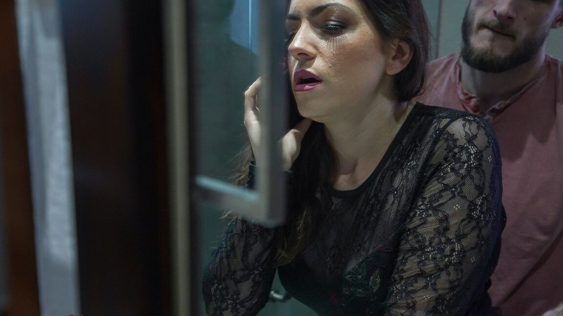 15P Die schöne Frau Valentina Bellucci wird von einem Mann nackt ausgezogen, bevor sie ficken