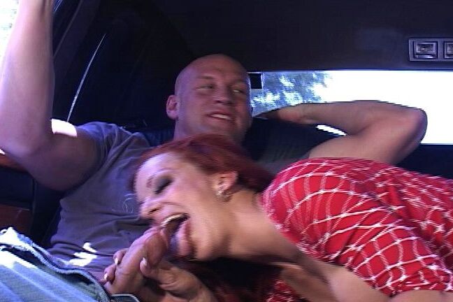 16P MILF rousse salope fait une bonne pipe avec léchage de couilles dans la voiture