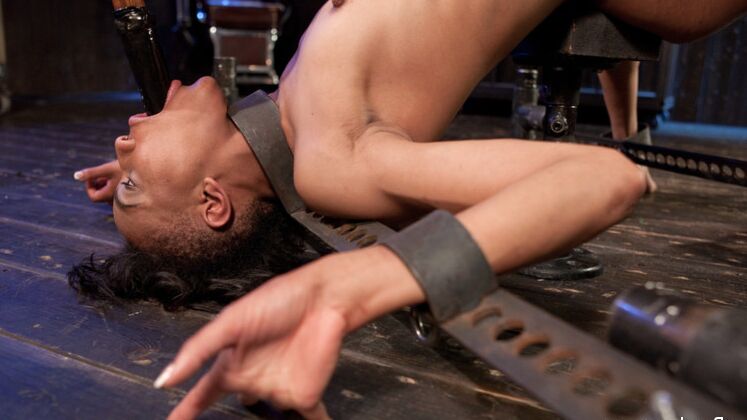 15P Adorable nena negra de ébano es brutalmente dominada y torturada