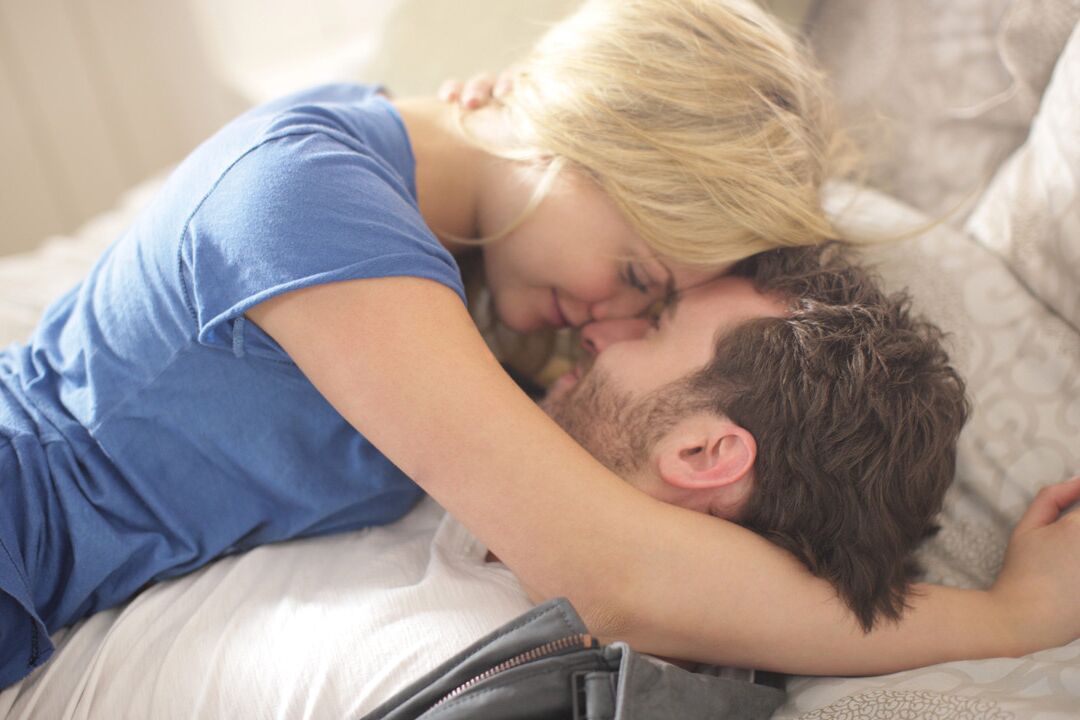 16P La rubia Mia M y su amigo intercambian sexo oral antes de follar