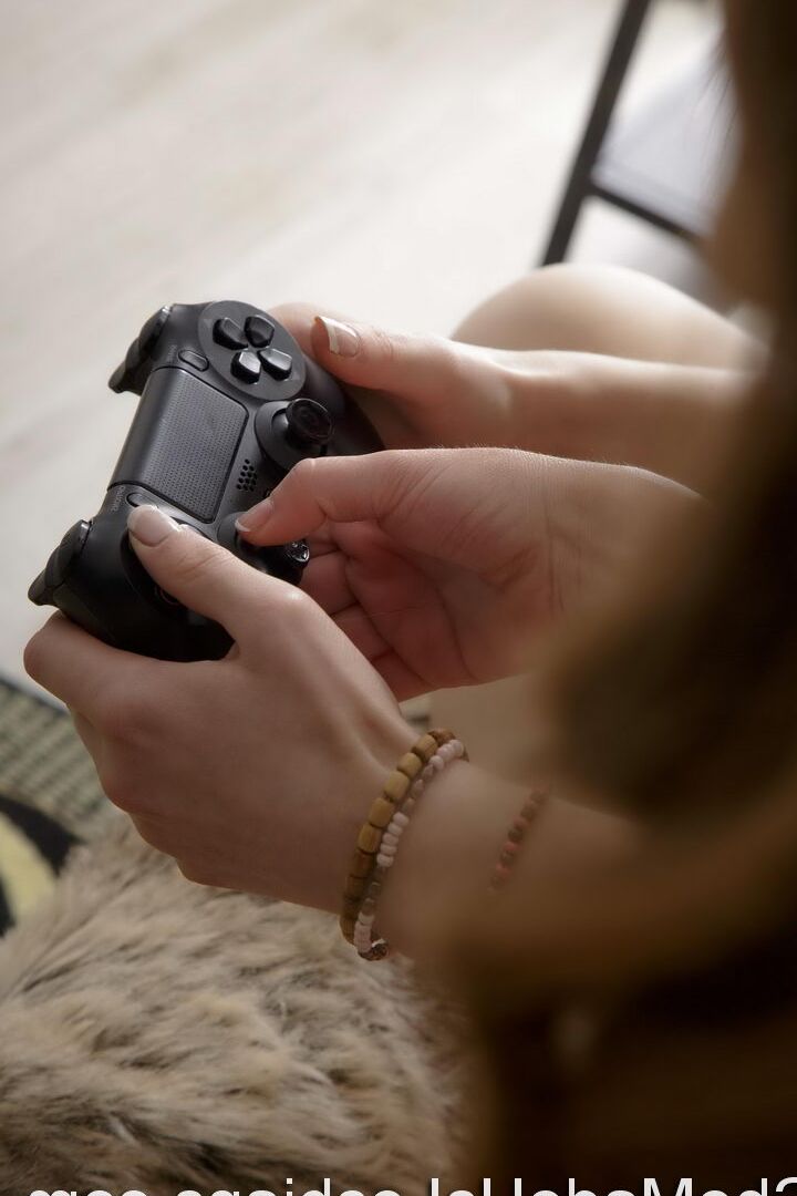 16P De jeunes gameuses se lèchent la chatte en chaussettes blanches sur un canapé
