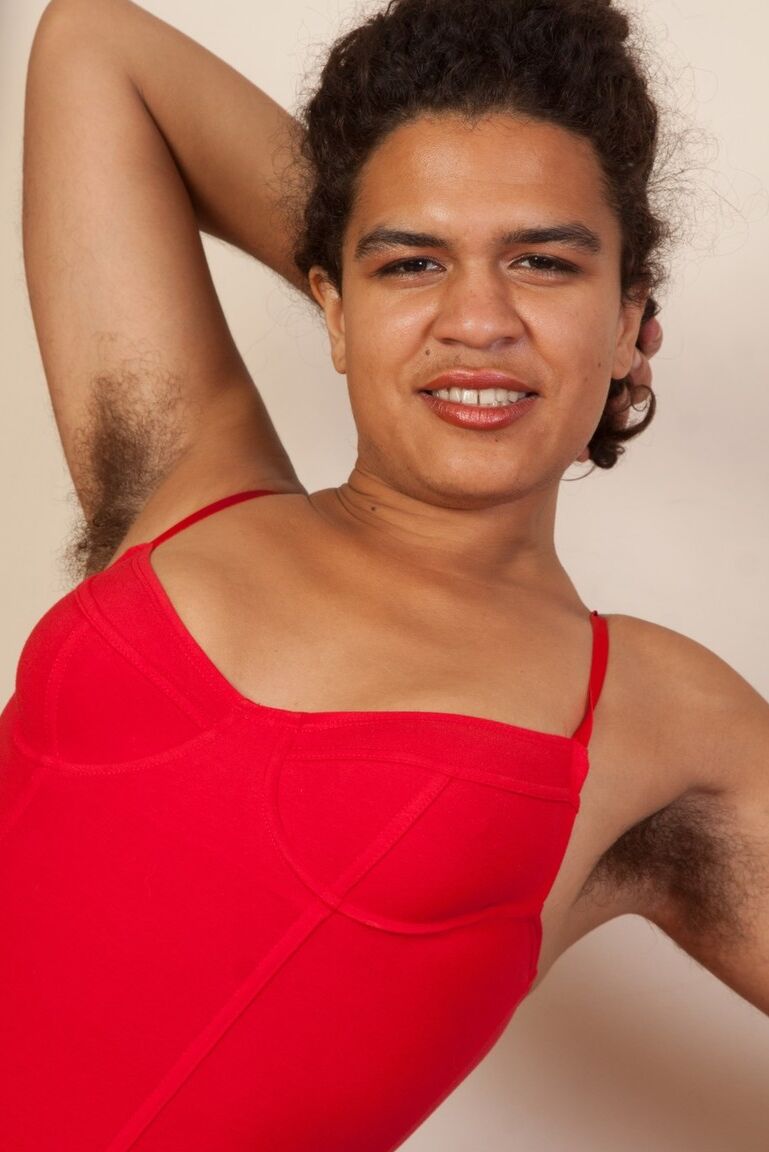 16P La amateur negra Yonique muestra sus axilas peludas y su arbusto con medias de red rojas