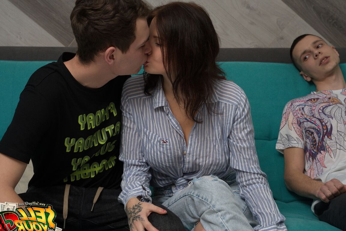 15P Chica joven y tetona tiene sexo con un chico porque su novio está arruinado
